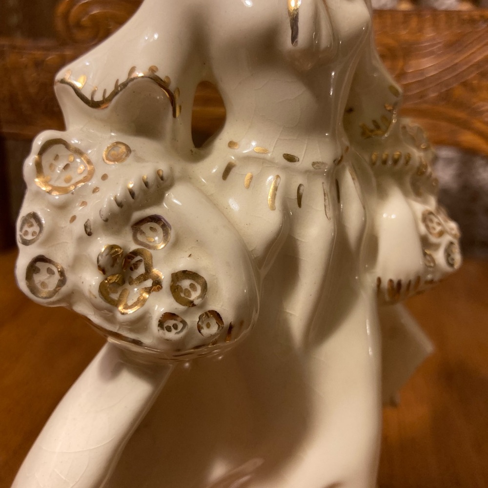 Vintage Gilded Lady With Floral Bouquet Baskets - Picture 9 of 14